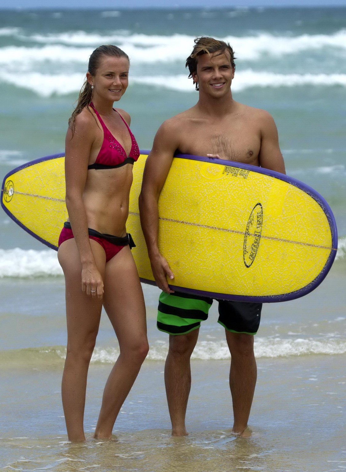 オーストラリア・ブリスベンのビーチでサーフィンをするDaniela hantuchovaのビキニ姿
 #75245137