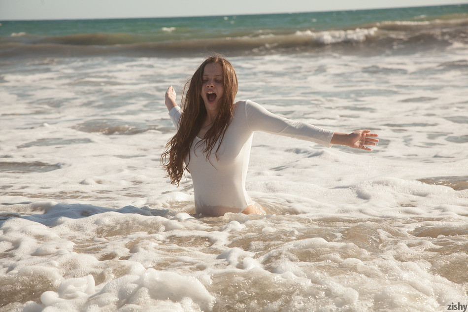 Busty ragazza della spiaggia
 #67107174