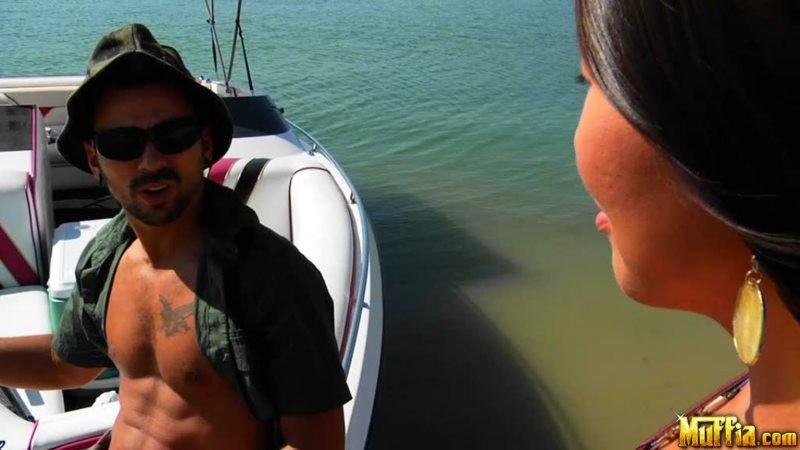 Beti hana baisée sur un bateau pendant une partie de pêche
 #69919200