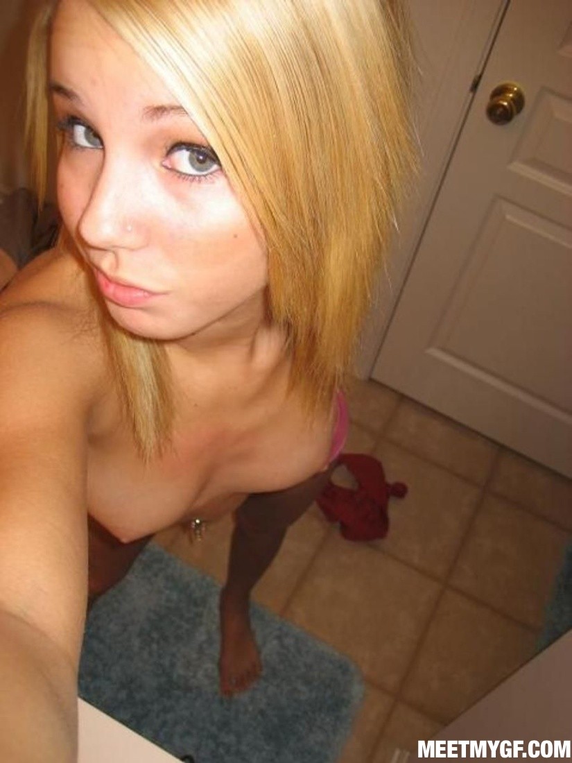 Self shot teen blonde babe naked in the mirror