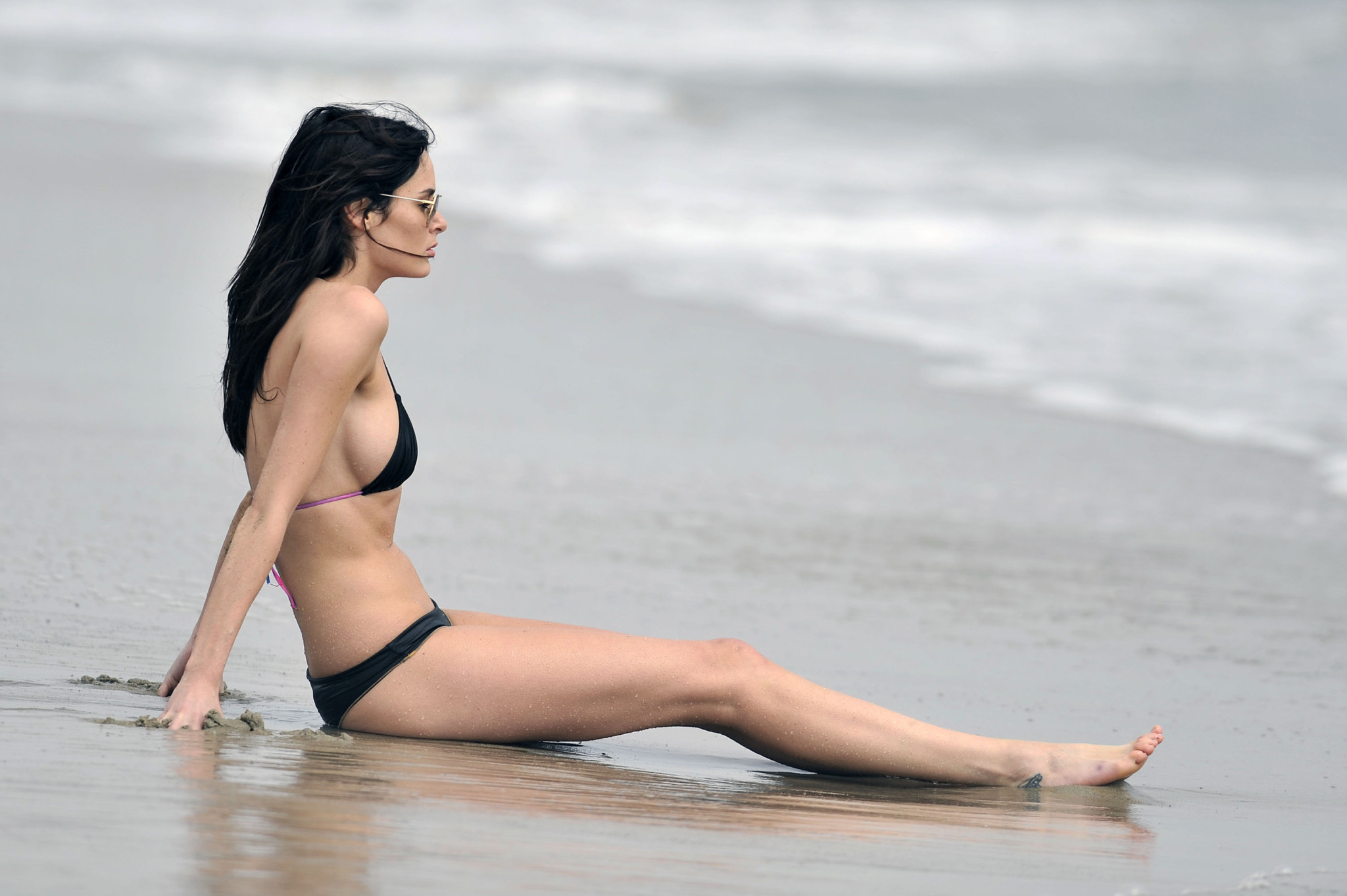 Nicole trunfio en bikini noir sexy sur une plage à malibu
 #75262628