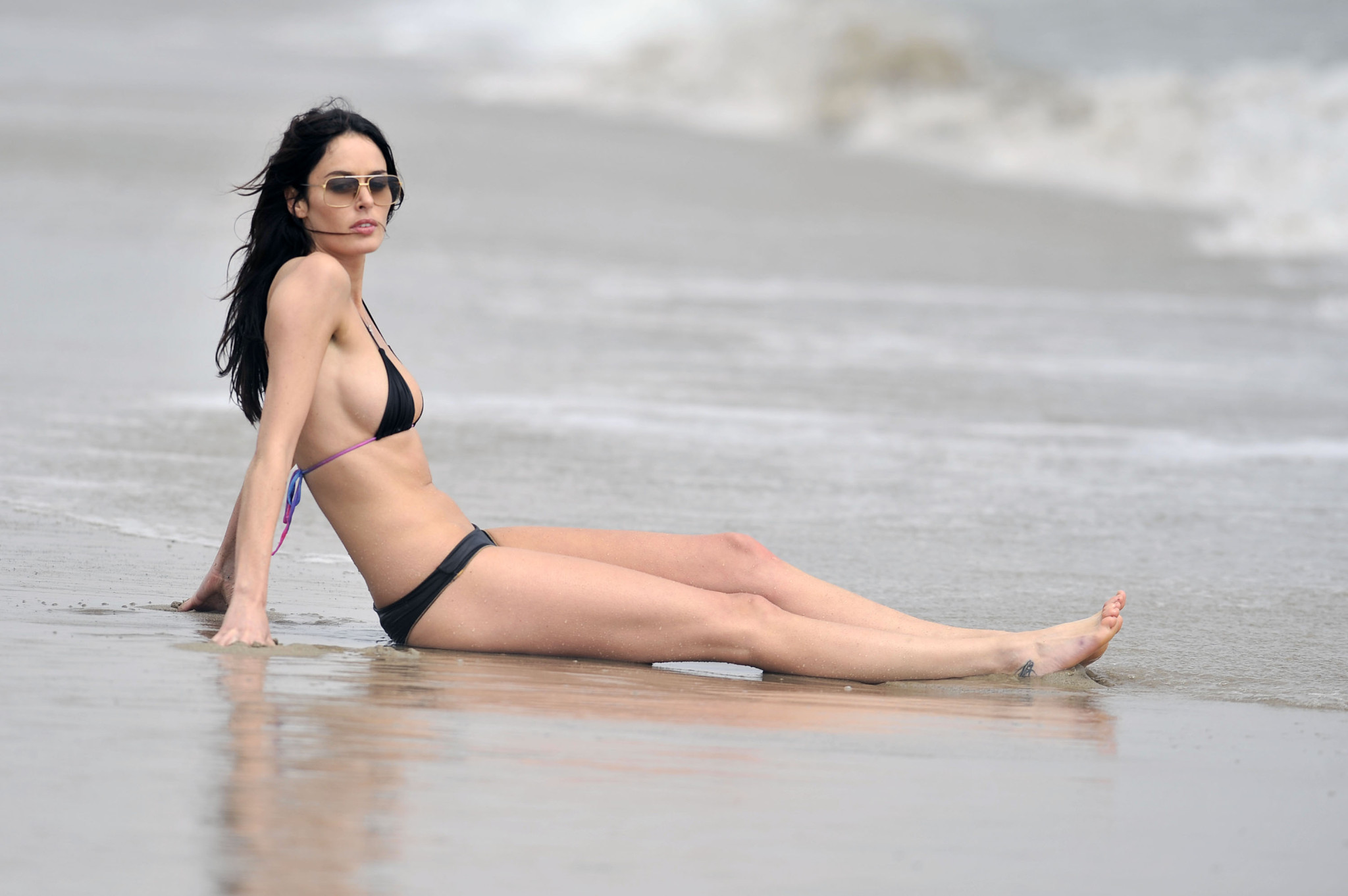 Nicole trunfio trägt einen sexy schwarzen Bikini am Strand von Malibu
 #75262633