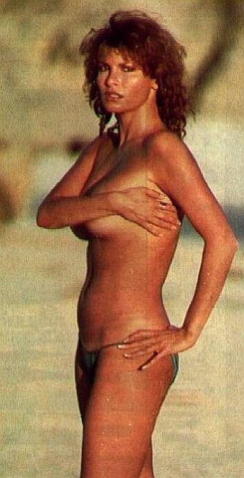 La légende hollywoodienne Raquel Welch en robe transparente et seins nus.
 #75349659