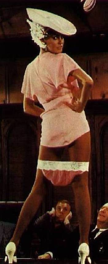 La légende hollywoodienne Raquel Welch en robe transparente et seins nus.
 #75349666