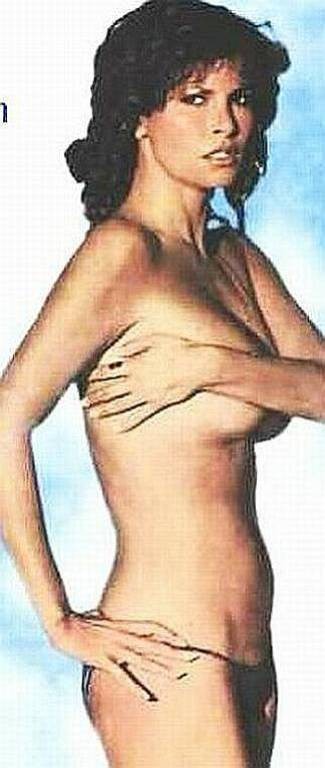 La légende hollywoodienne Raquel Welch en robe transparente et seins nus.
 #75349669