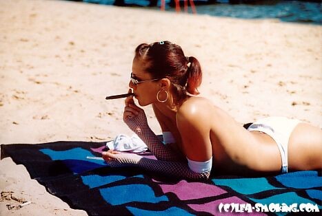 Giovani che fumano in spiaggia
 #72322979