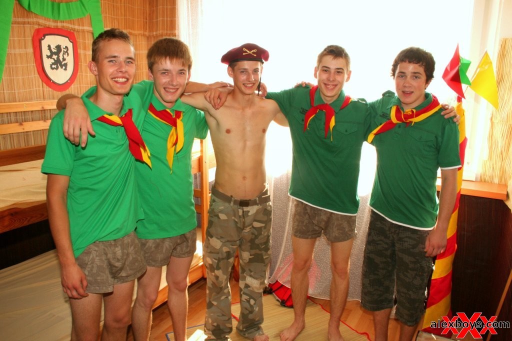 Splendido gruppo di giovani boy scout nudi e caldi
 #76941187