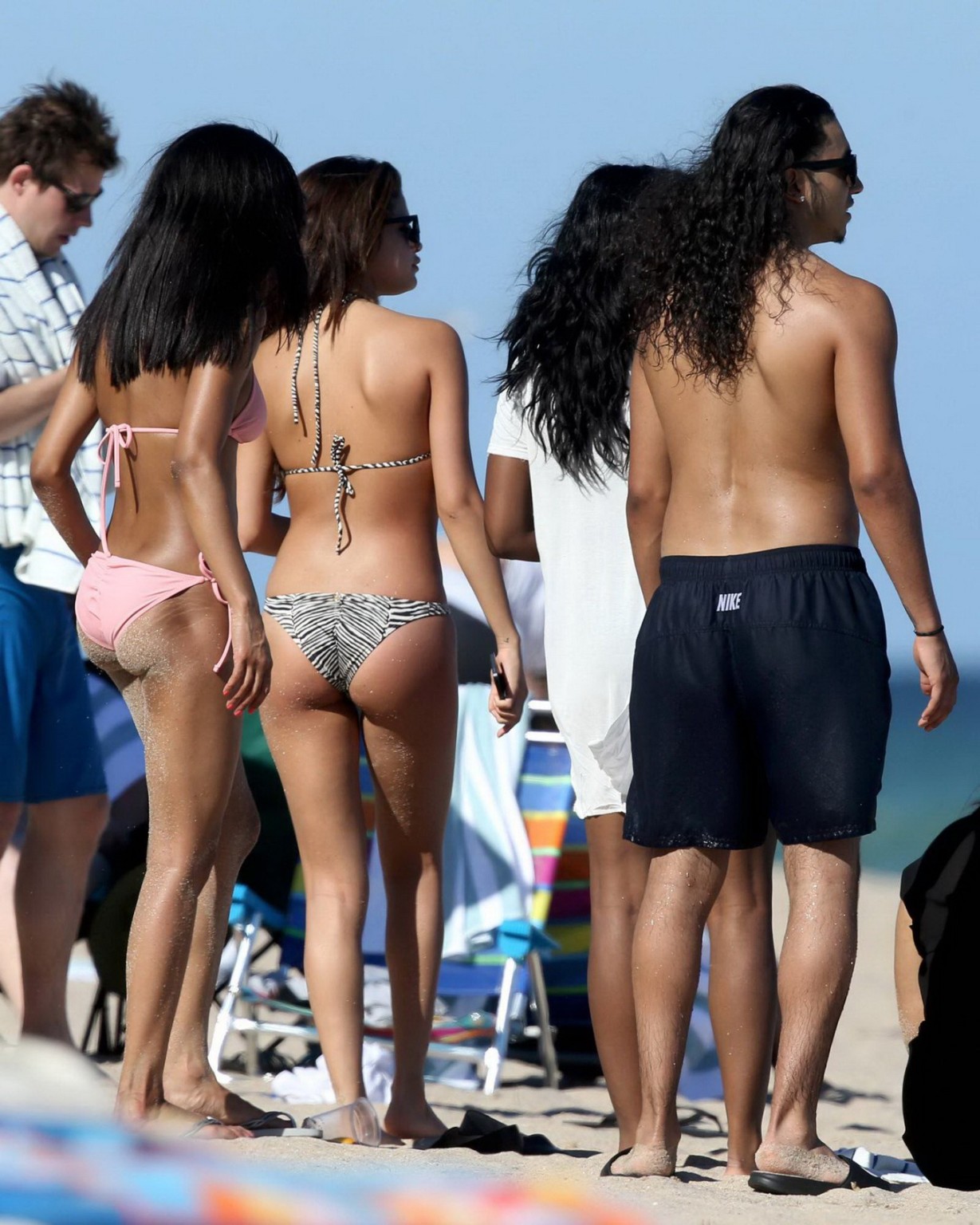 Selena gomez trägt winzigen zebra print bikini am strand in miami
 #75214428