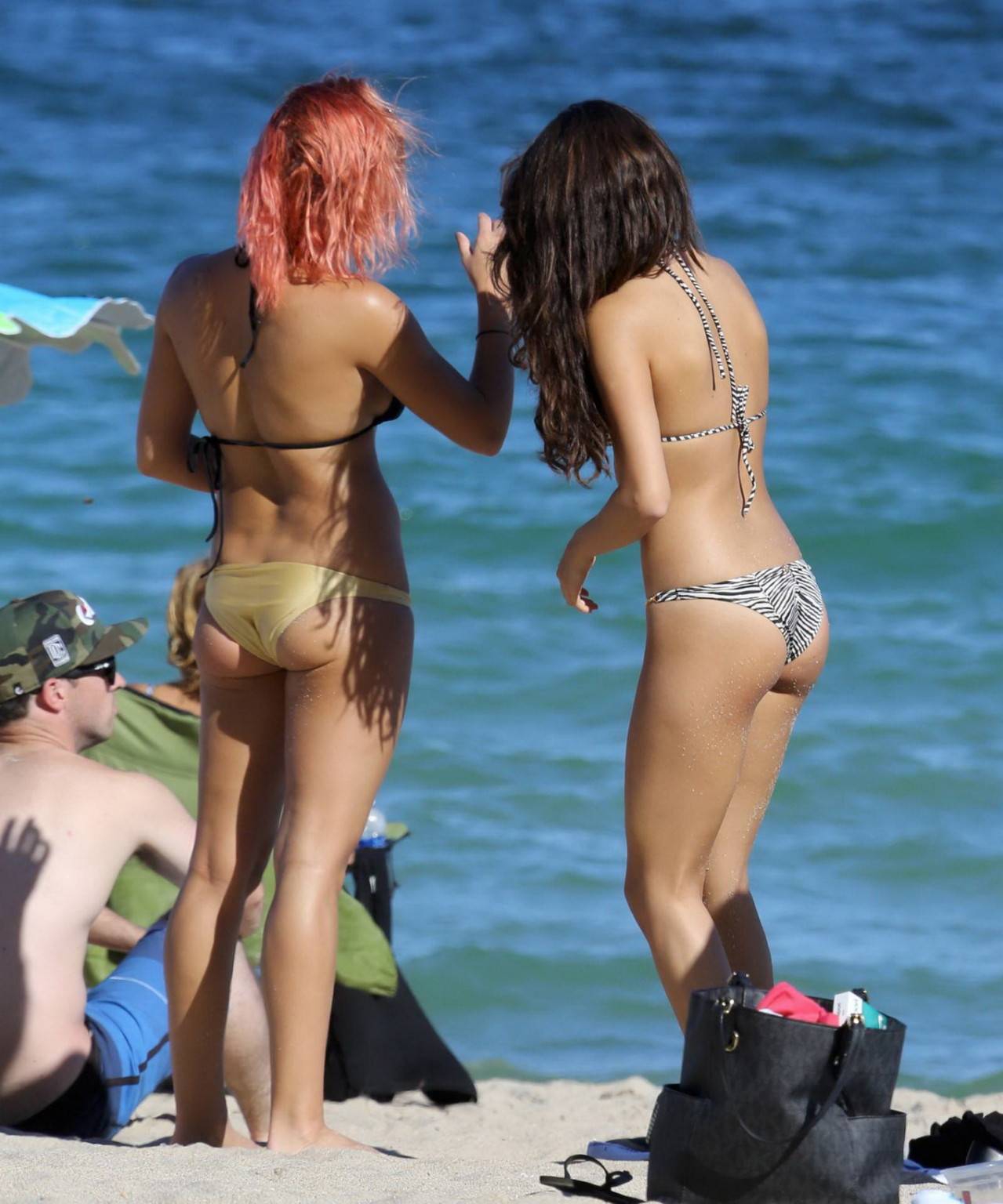 Selena gomez luciendo un diminuto bikini con estampado de cebra en la playa de miami
 #75214436