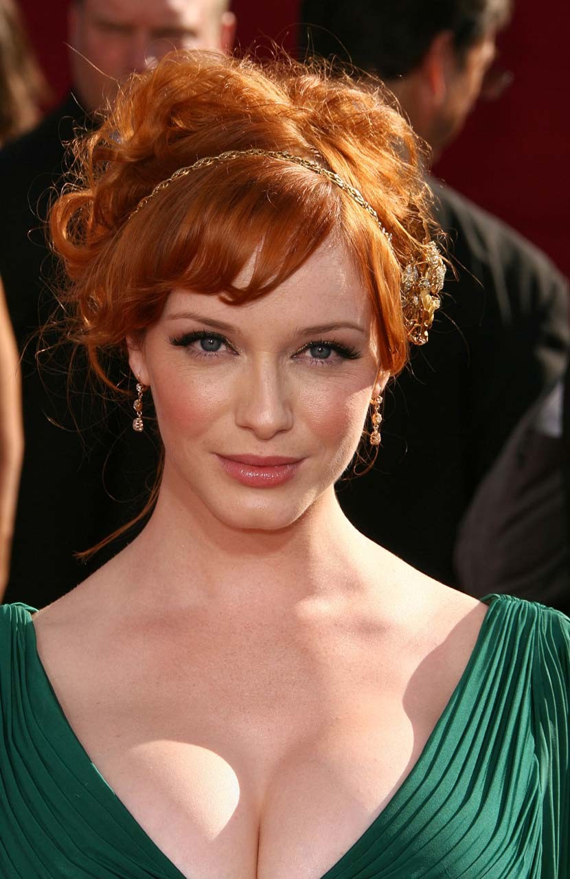 Christina hendricks mostrando su cuerpo sexy con vestido de noche y enormes tetas
 #75310403