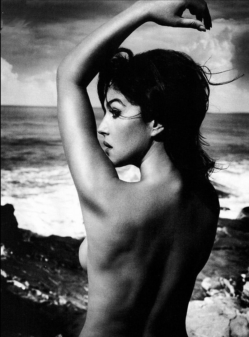 Foto provocanti sexy della modella italiana monica bellucci
 #72245731