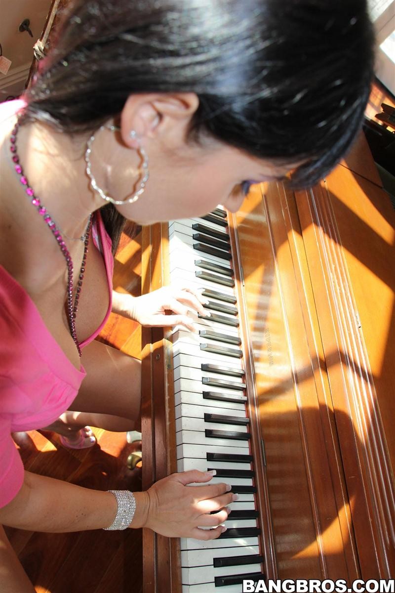 Eva karera spielt das Klavier und wird dann gefickt
 #74446430