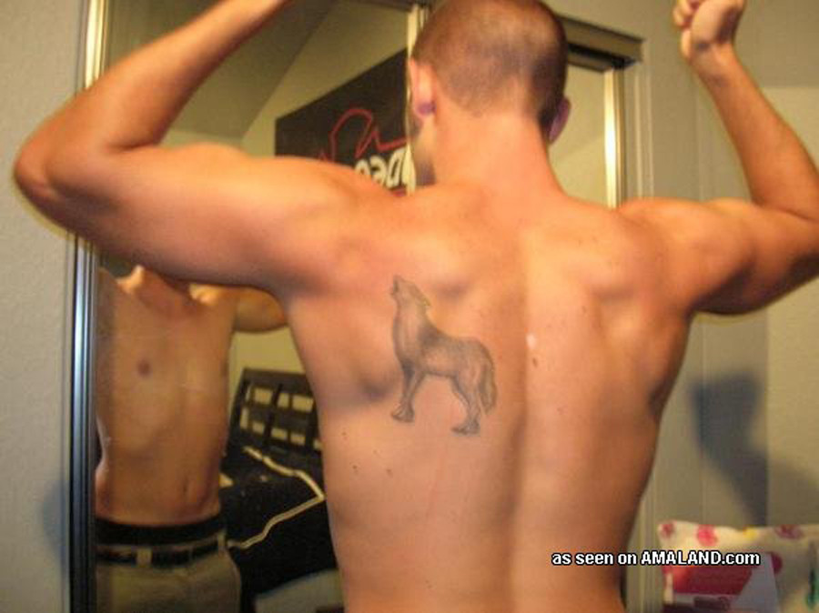 Des mecs tatoués de l'armée exposant leurs bites pour la caméra.
 #76942761