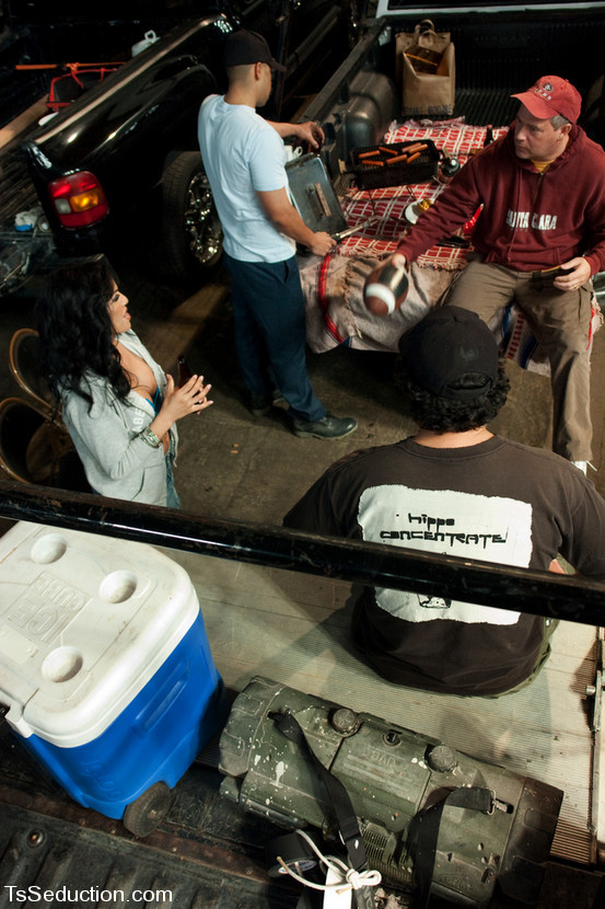 Foxxy sorprendiendo a un chico con su polla dura
 #79131071