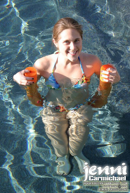 Jenni nimmt ein Bad im Pool nackt
 #73200150