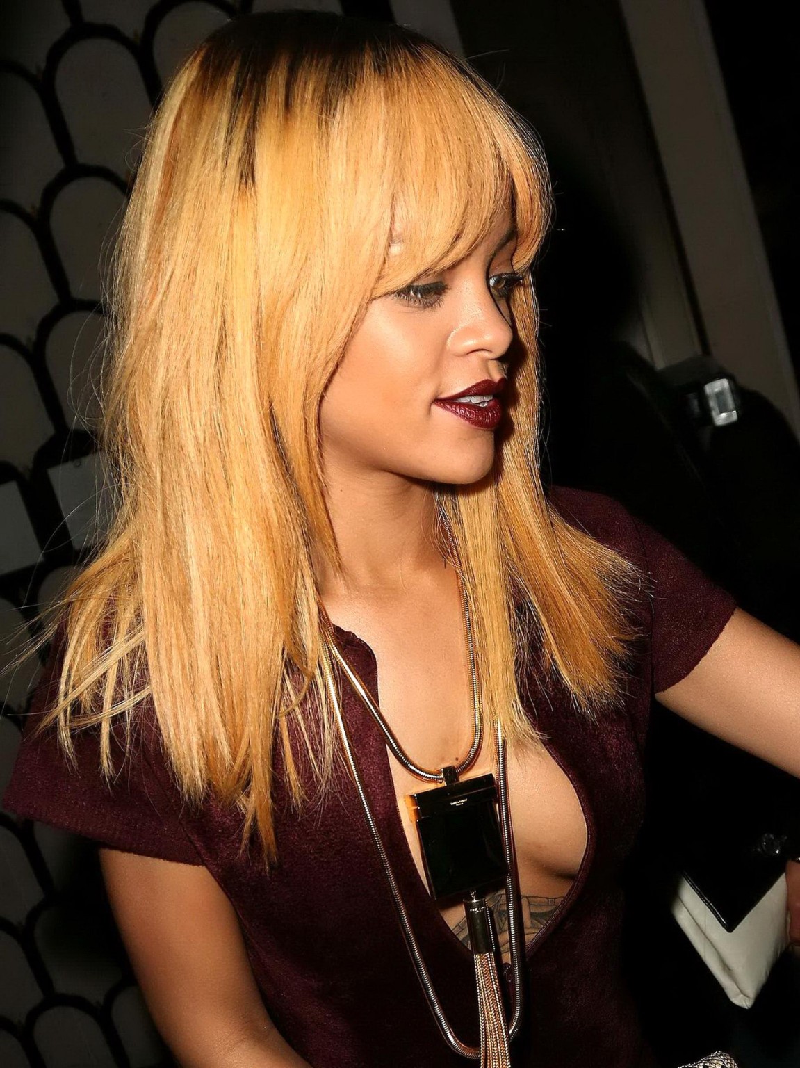 Rihanna braless mostrando escote con un catsuit muy abierto para la azzedine alai
 #75229793