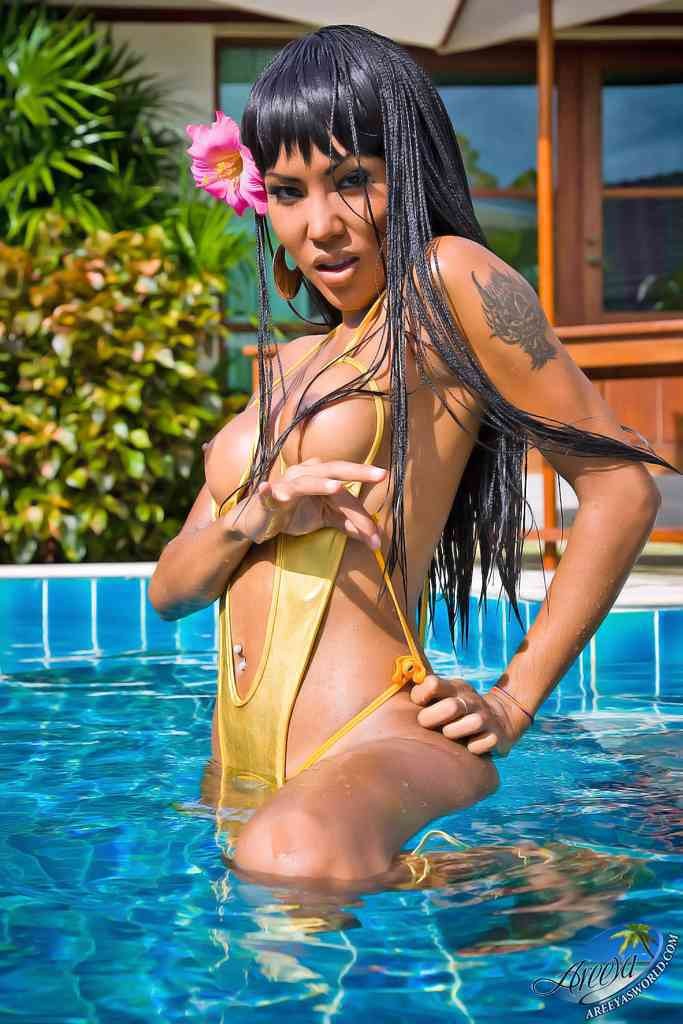 Transexual caliente en la piscina
 #77931191