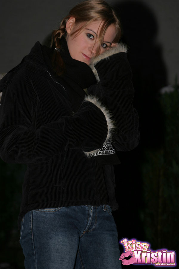 Kristin draußen in der Nacht im Schnee
 #67812093