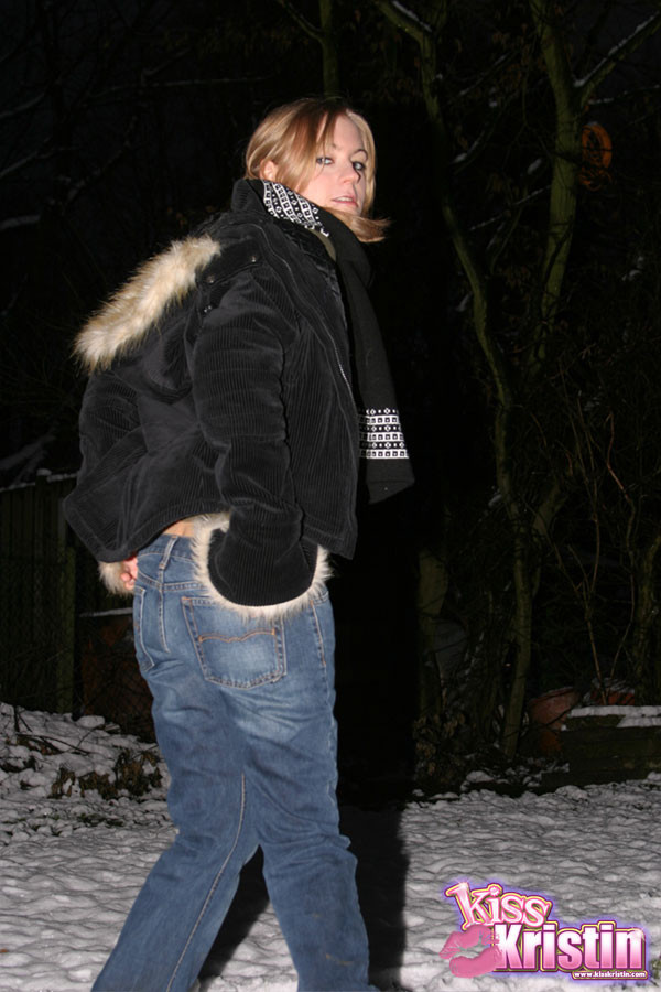 Kristin all'aperto di notte nella neve
 #67812208