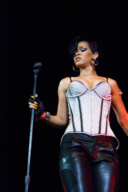 Rihanna, une célébrité d'ébène, montre ses seins parfaits.
 #75407011