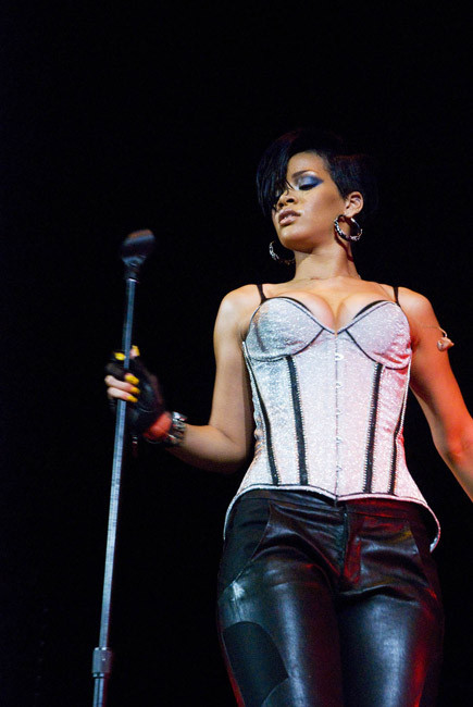 Ebenholz Berühmtheit hottie rihanna zeigt ihre perfekten Brüste
 #75407011