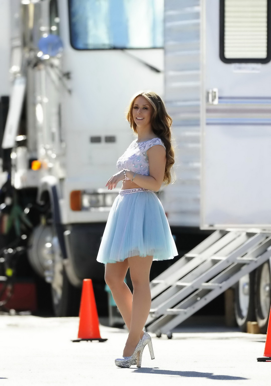 Jennifer love hewitt tetona de piernas en top transparente y minifalda mientras filma
 #75244529