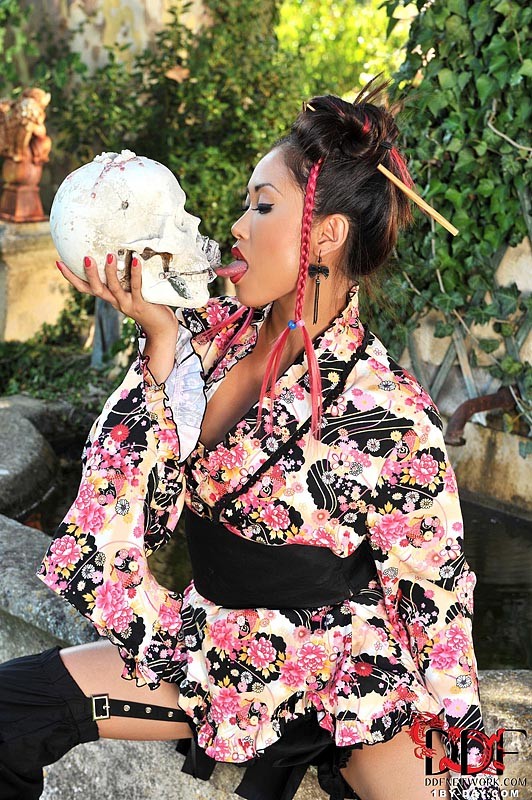 Danika asian amateur si spoglia il suo kimono e le dita
 #67645832