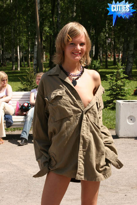 Groomed puta joven se desnuda en el parque de atracciones
 #70351413