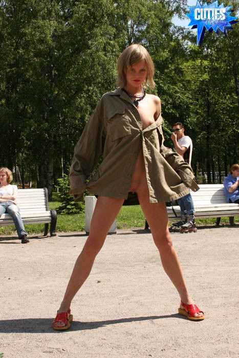 Groomed puta joven se desnuda en el parque de atracciones
 #70351438