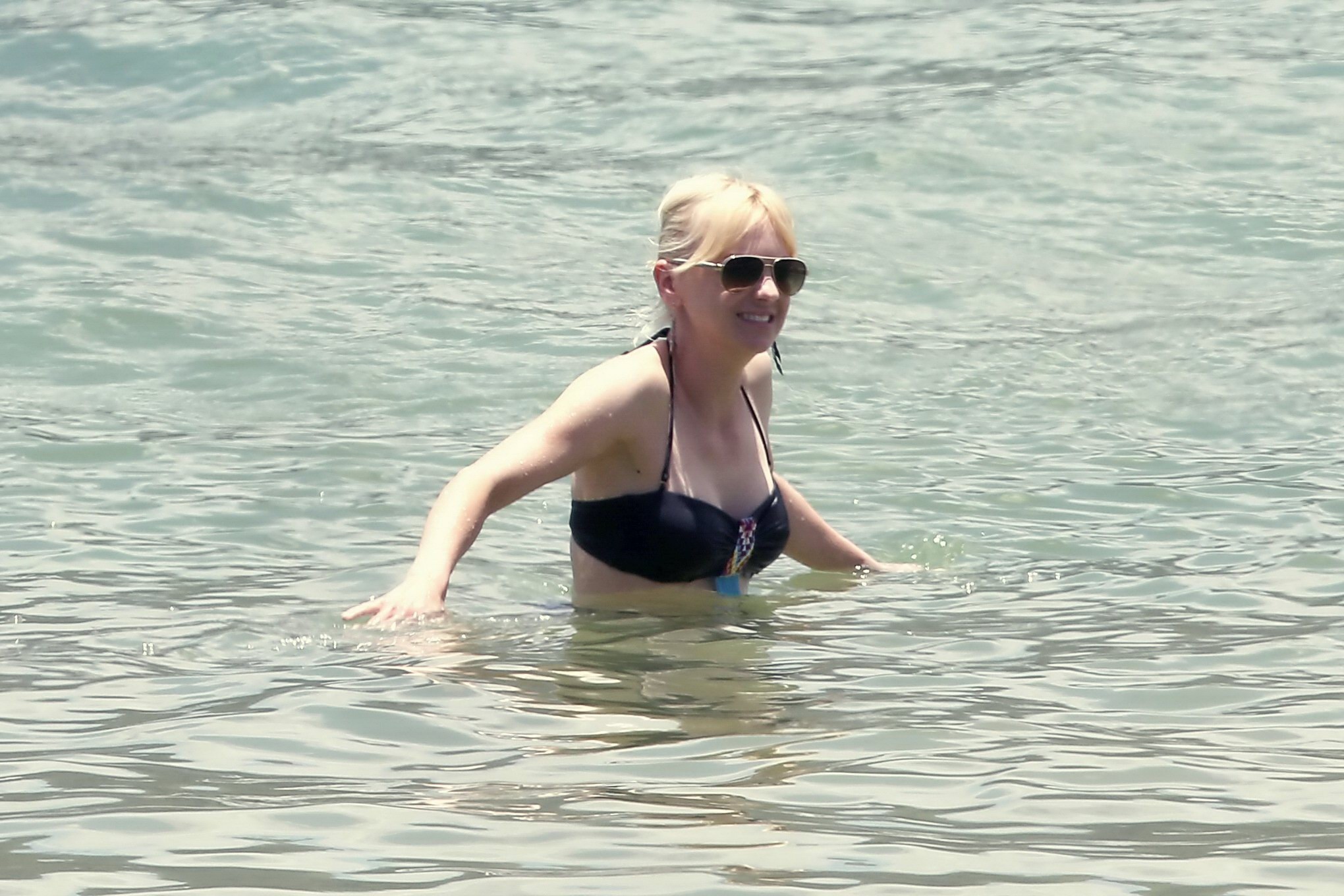Anna faris est sexy en bikini noir moulant à la plage à hawaii.
 #75195380