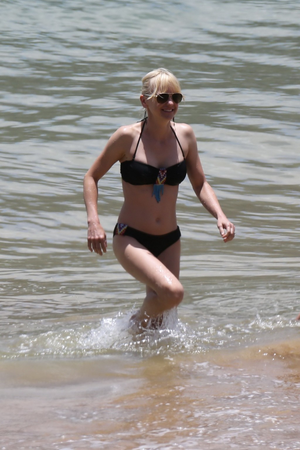 Anna faris est sexy en bikini noir moulant à la plage à hawaii.
 #75195389