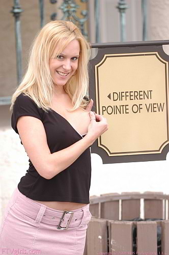 Rubia tímida lamiendo un pezón
 #75108853