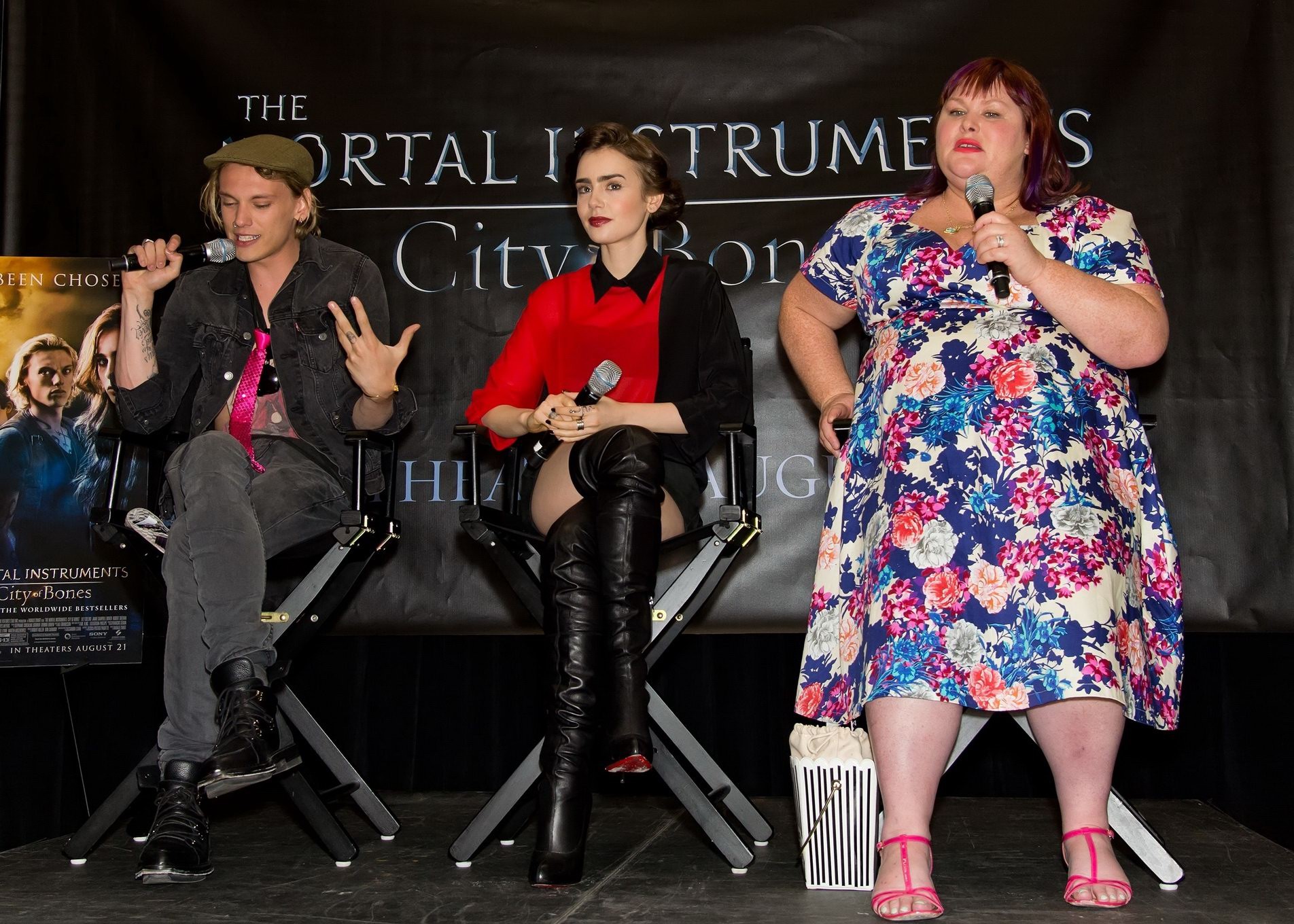 Lily Collins, jambes et soutien-gorge transparents à la séance de dédicace de The Mortal Instruments à Paris.
 #75222895