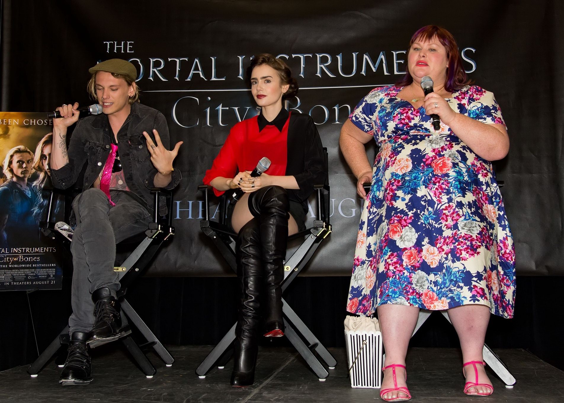 リリー・コリンズ、"The Mortal Instruments "のサイン会でシースルーのブラジャーを身につけて登場
 #75222895