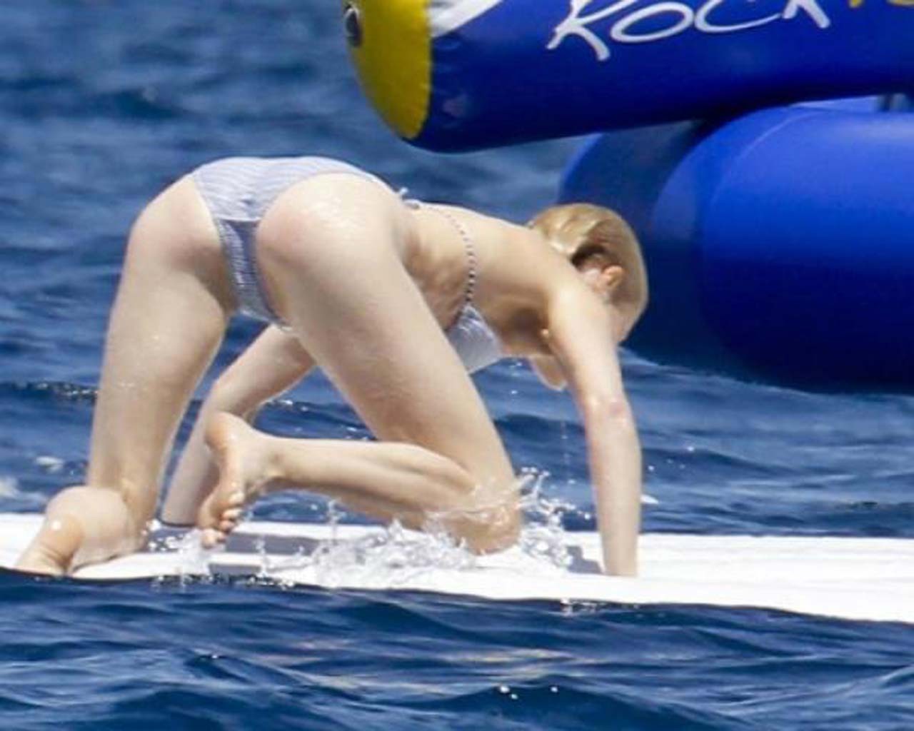 Gwyneth Paltrow che espone il corpo sexy e il culo caldo in bikini sullo yacht
 #75297178