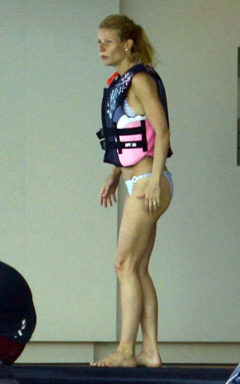 Gwyneth paltrow exponiendo su cuerpo sexy y su culo caliente en bikini en un yate
 #75297185