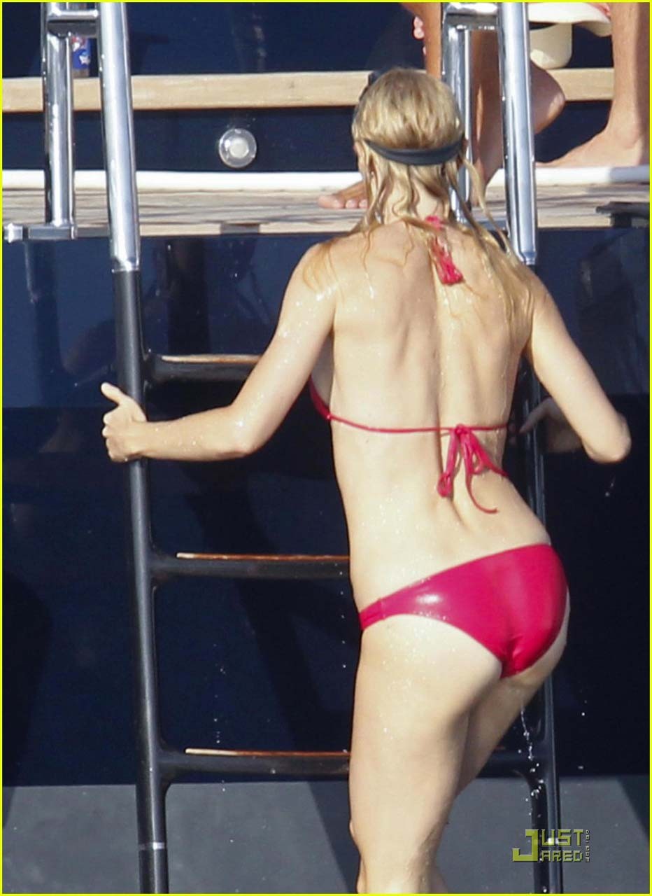 Gwyneth Paltrow che espone il corpo sexy e il culo caldo in bikini sullo yacht
 #75297219