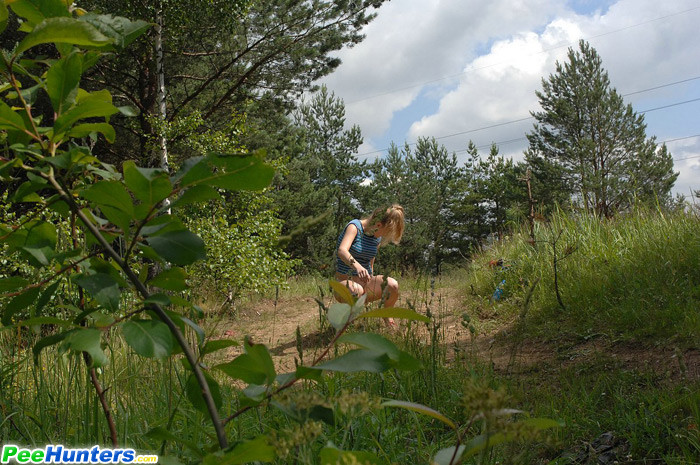 Rubia se desnuda y orina en la naturaleza
 #76608039