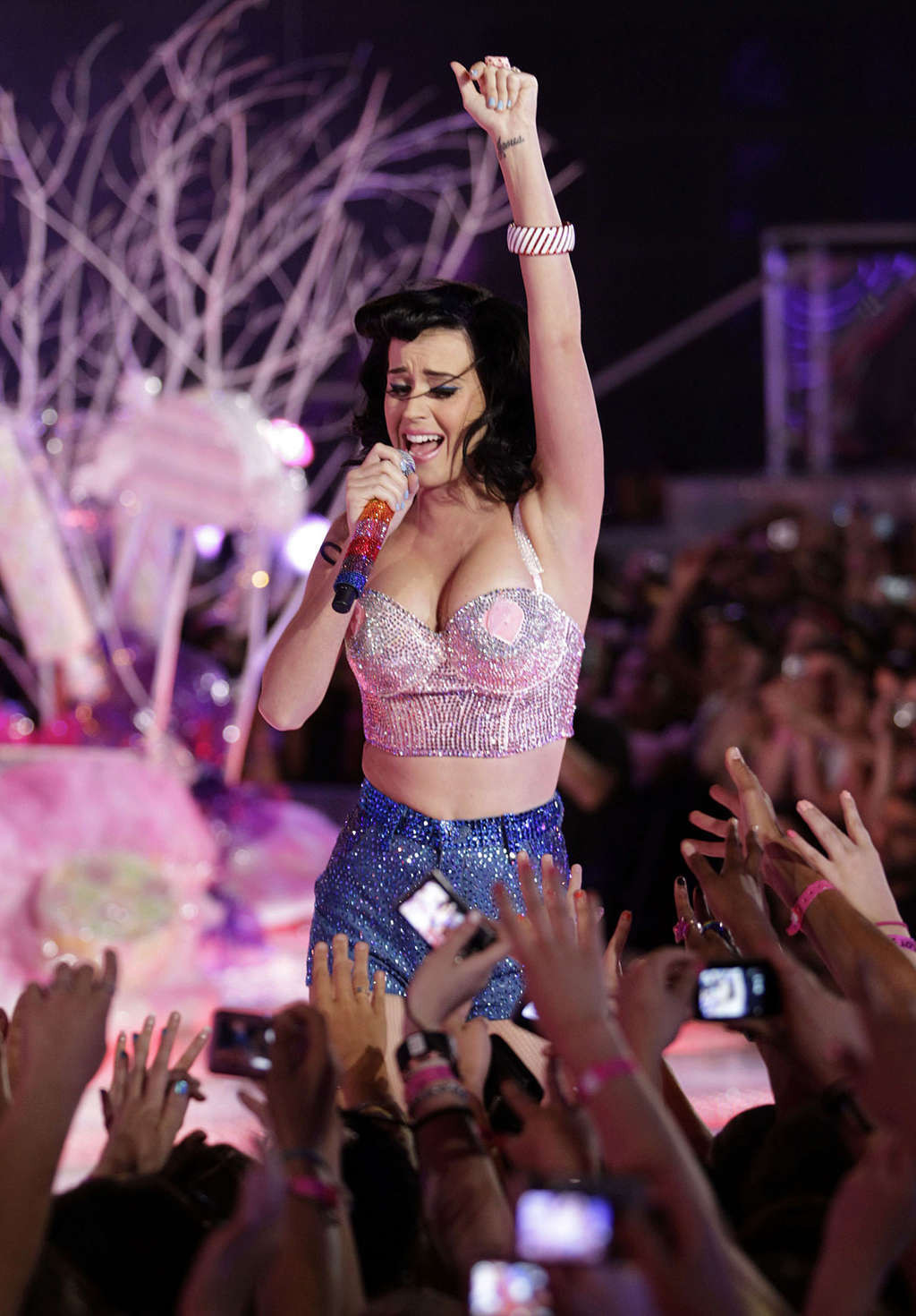 Katy Perry mit großem Upskirt auf Staga und sehr langbeinigen Aufnahmen von Paparazzi
 #75344410