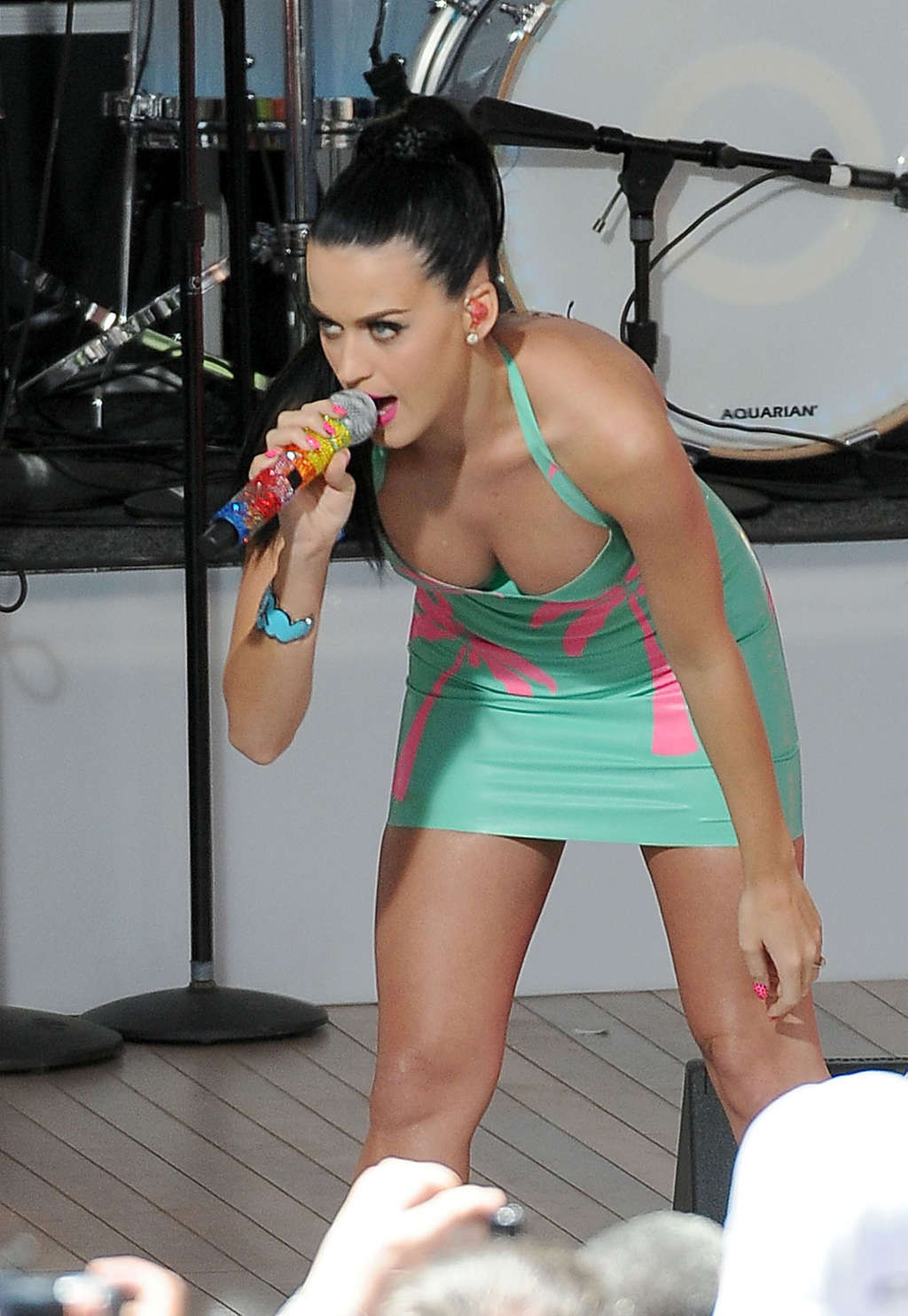 Katy Perry mit großem Upskirt auf Staga und sehr langbeinigen Aufnahmen von Paparazzi
 #75344449