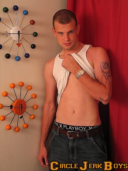 Un jovencito casi desnudo
 #77001209