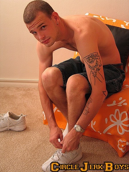 Un jovencito casi desnudo
 #77001221