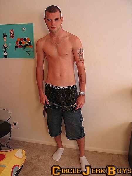 Un jovencito casi desnudo
 #77001223