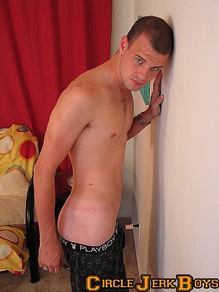 Un jovencito casi desnudo
 #77001226