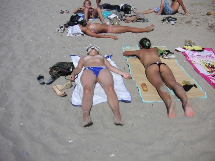 Esta nudista prefiere tumbarse al sol
 #72253264