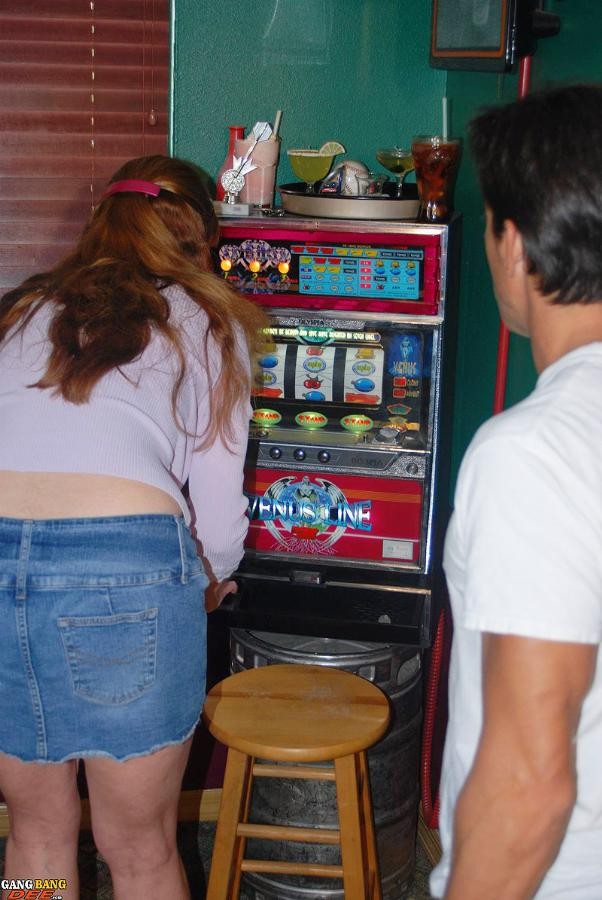Gangbang dee scopa un ragazzo vicino a una slot machine
 #78445420