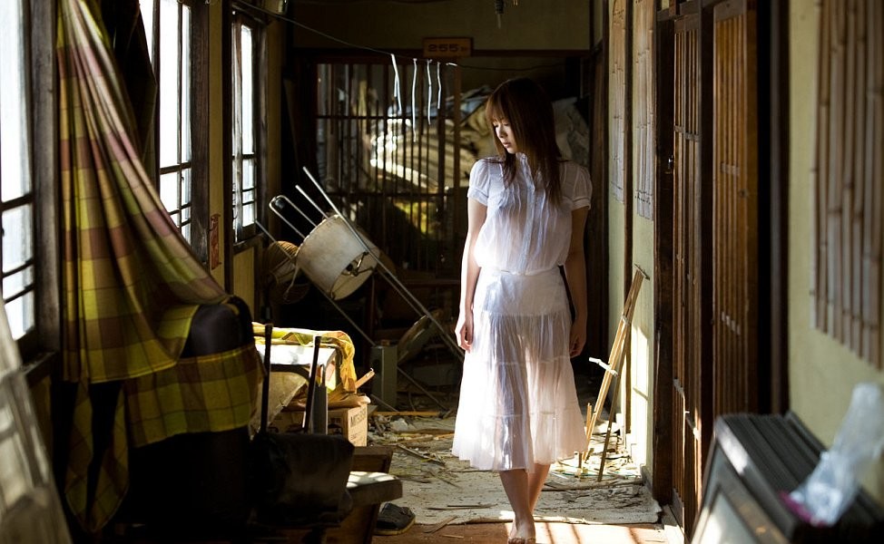 La asiática es una modelo joven a la que le gusta mostrar su cuerpo desnudo
 #68206189