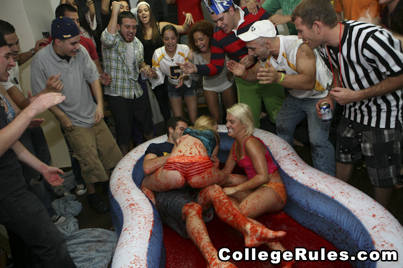 Ragazze del college ubriache si fanno sbattere in un'orgia amatoriale
 #67556852