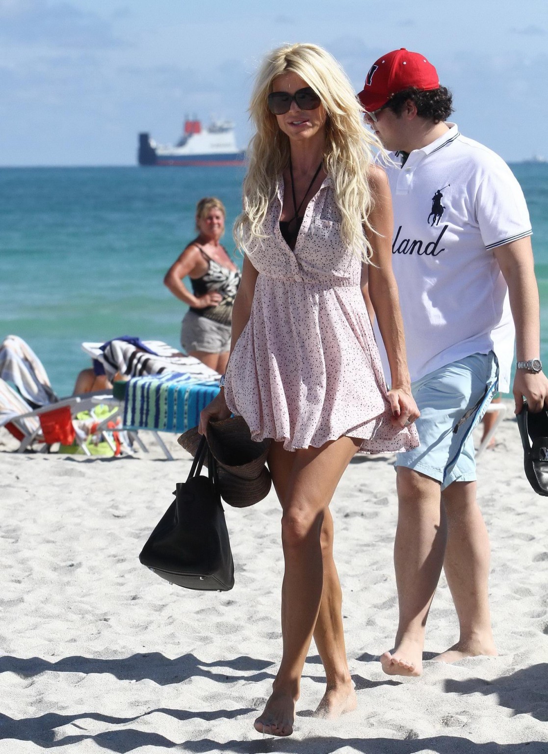 Victoria Silvstedt trägt einen sexy schwarzen Bikini am Strand in Miami
 #75277754