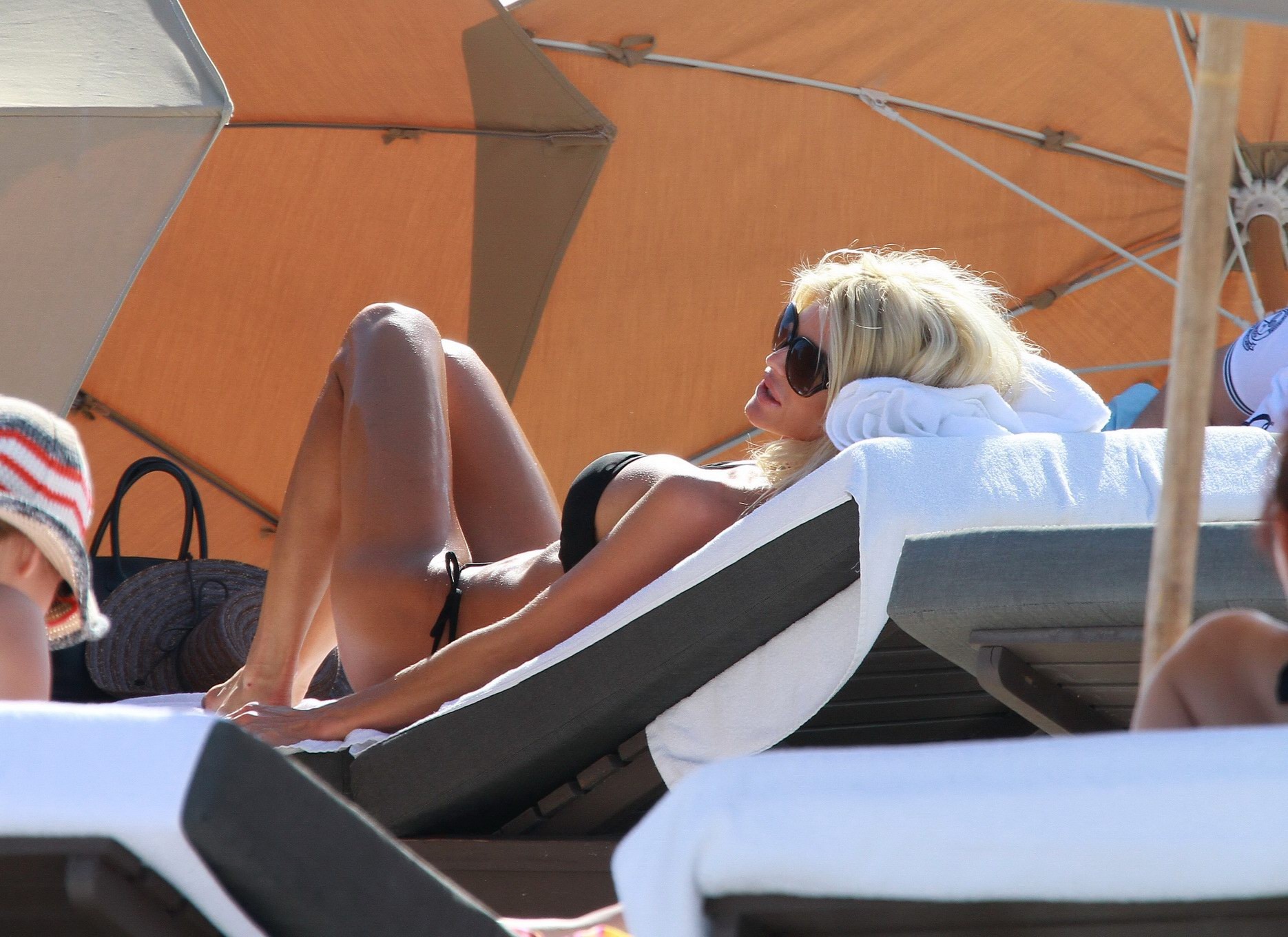 Victoria silvstedt indossa un sexy bikini nero su una spiaggia di miami
 #75277876